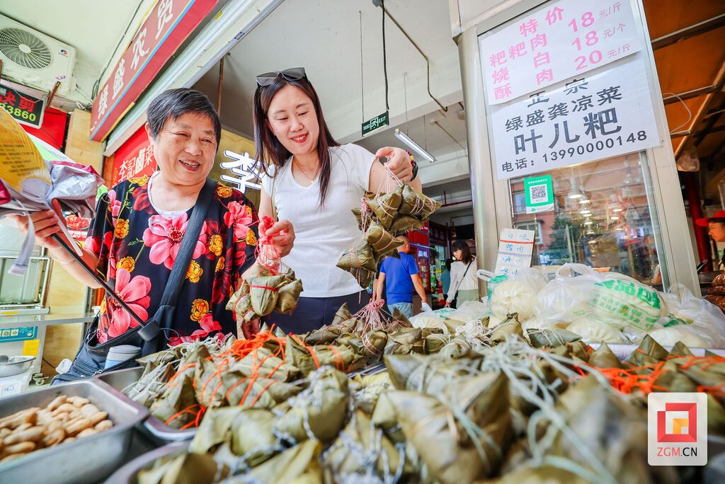 市民选购粽子 记者 宋姿熠 摄.jpg