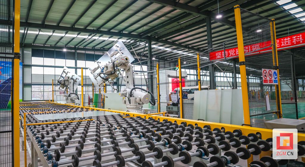 车间里的自动化生产线正有条不紊运转中 记者 宋姿熠 摄.jpg