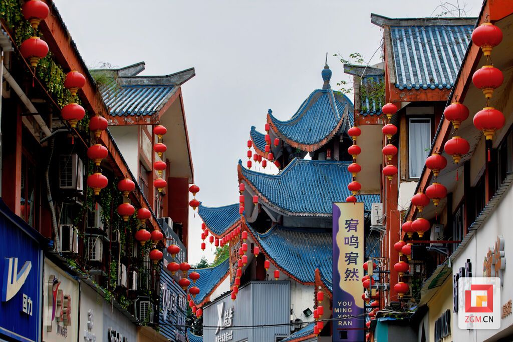 东方广场商铺挂国旗,街市节日氛围浓 记者 曾涛 摄.jpg