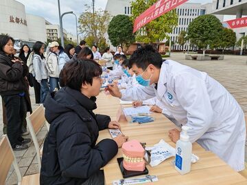 科普+义诊+答疑  自贡一医院送口腔健康服务进校园