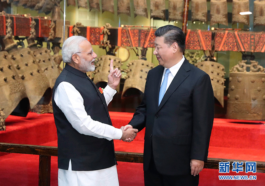 2018年4月27日，国家主席习近平在武汉会见来华进行非正式会晤的印度总理莫迪，并共同参观湖北省博物馆精品文物展。  新华社记者 庞兴雷/摄