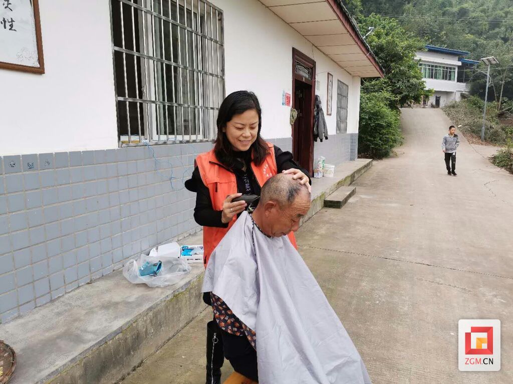 幫特困戶老人剪頭發(fā).jpg