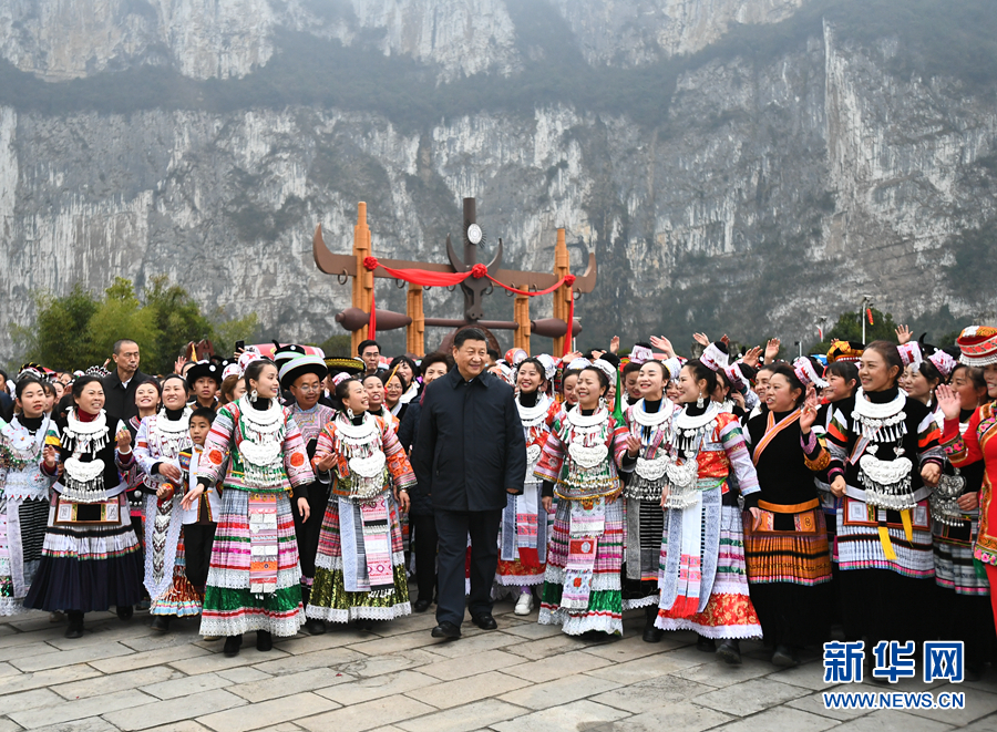 2月3日至5日，中共中央总书记、国家主席、中央军委主席习近平来到贵州考察调研，看望慰问各族干部群众，向全国各族人民致以美好的新春祝福。这是3日下午，习近平在毕节市黔西县新仁苗族乡化屋村考察结束时，乡亲们依依不舍簇拥着总书记，齐唱苗家留客歌。新华社记者 谢环驰 摄设为缩略图设为缩略图
