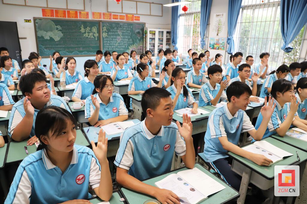学生进行开学第一课 记者 陈凡逸 摄.JPG
