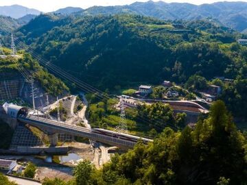 西渝高铁西安至安康段9月28日开通运营