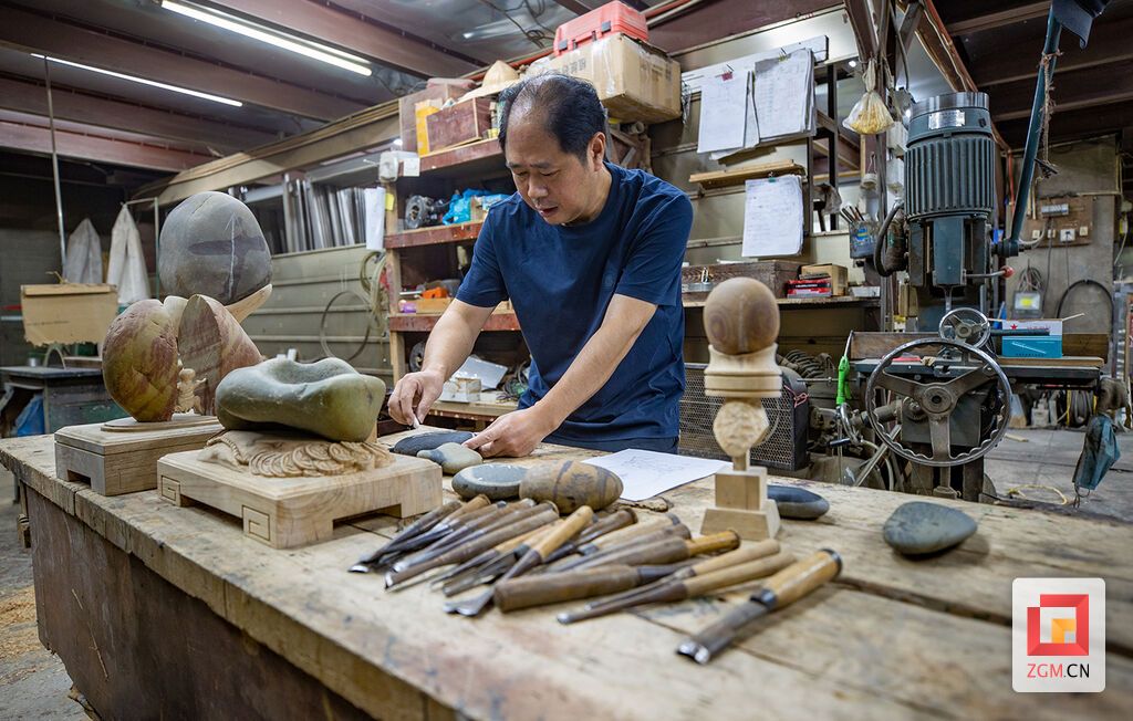 在赏石工坊“审石”——选取奇石最能展示主题和意境的面和角度加以确定.jpg