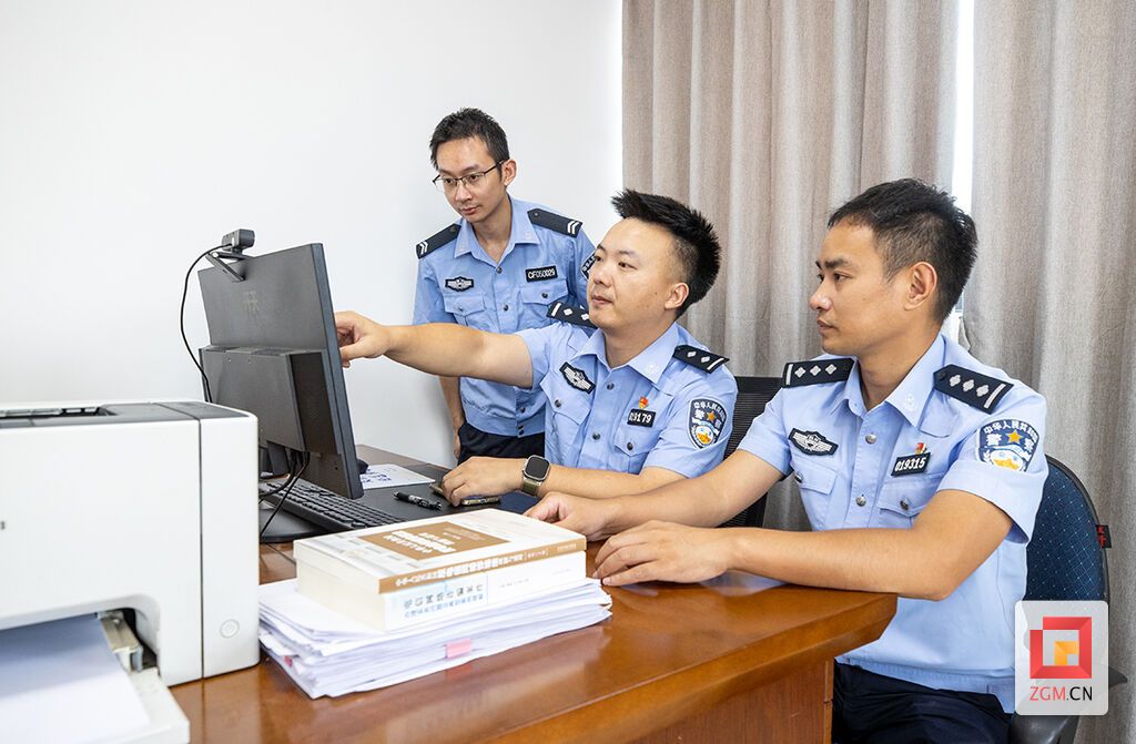 反诈民警研判案情.jpg