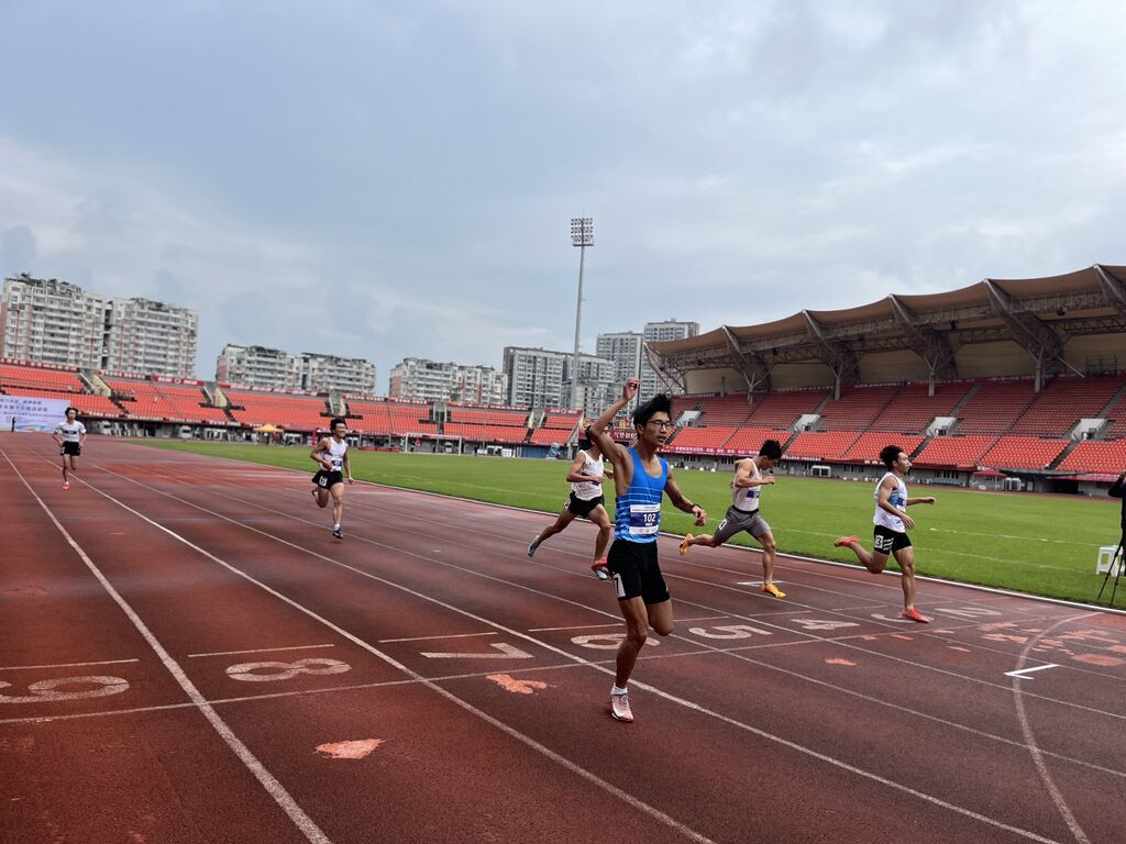奋力冲线 记者 陈行 摄.jpg