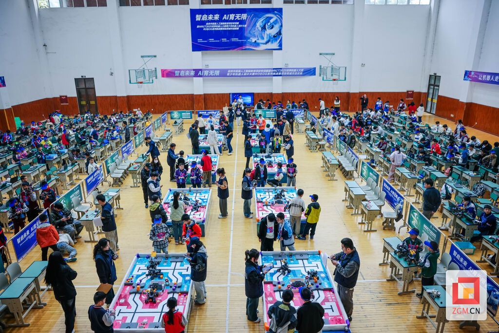 自贡市首届人工智能教育项目专项比赛暨2025世界机器人大赛城市选拔赛现场 记者 宋姿熠 摄.jpg