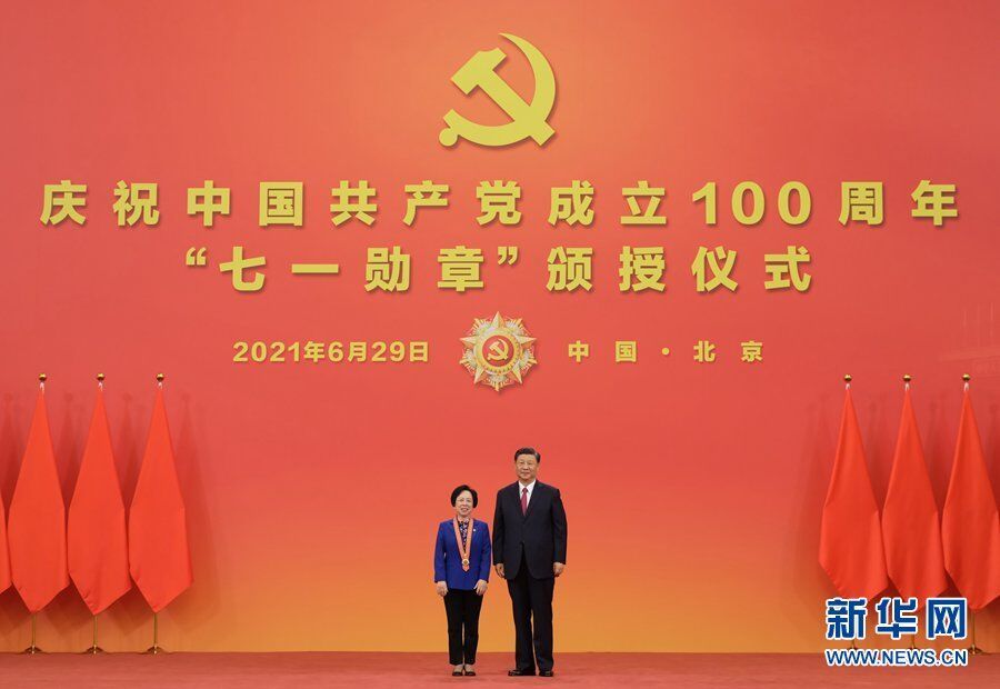 6月29日，庆祝中国共产党成立100周年“七一勋章”颁授仪式在北京人民大会堂金色大厅隆重举行。中共中央总书记、国家主席、中央军委主席习近平向“七一勋章”获得者林丹颁授勋章。新华社记者 李学仁 摄