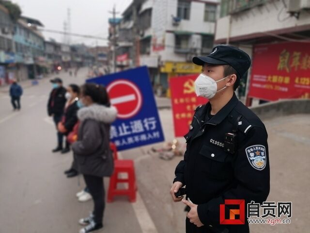 堅守抗疫一線東北小伙.jpg