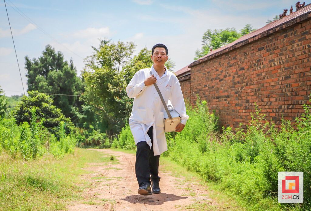 行医路上的黄永剑 记者 陈凡逸 摄.JPG