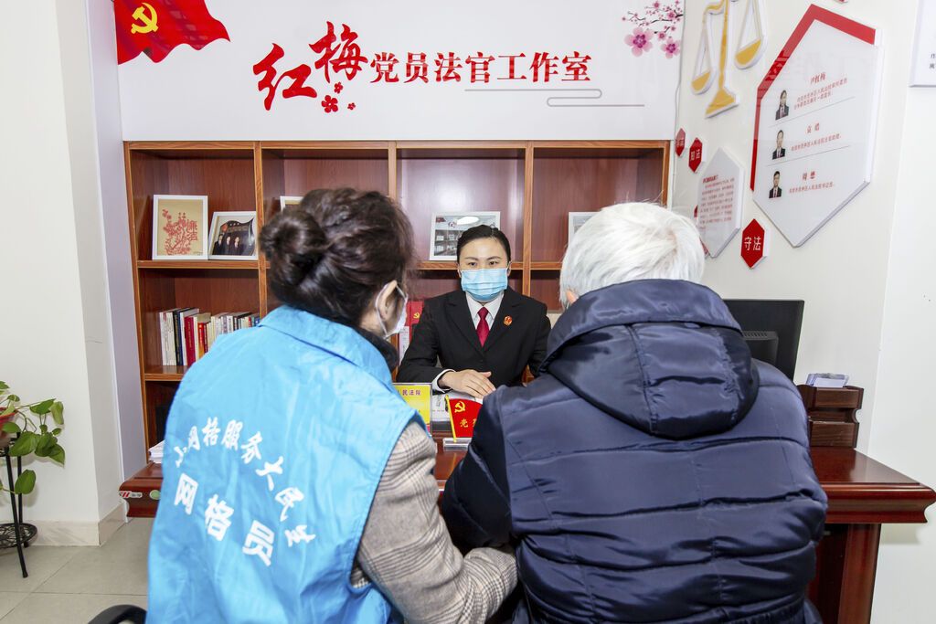 自贡市贡井区网格员陪同网格内群众咨询法官法律问题.jpg
