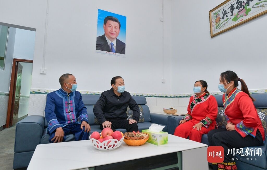 10月27日，省委书记彭清华到宣汉县渡口土家族乡桃溪村调研，入户看望已脱贫群众闫厚亮一家。