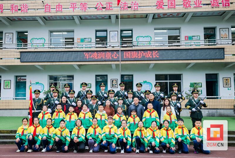 退役军人与师生合影 记者 宋姿熠 摄.jpg