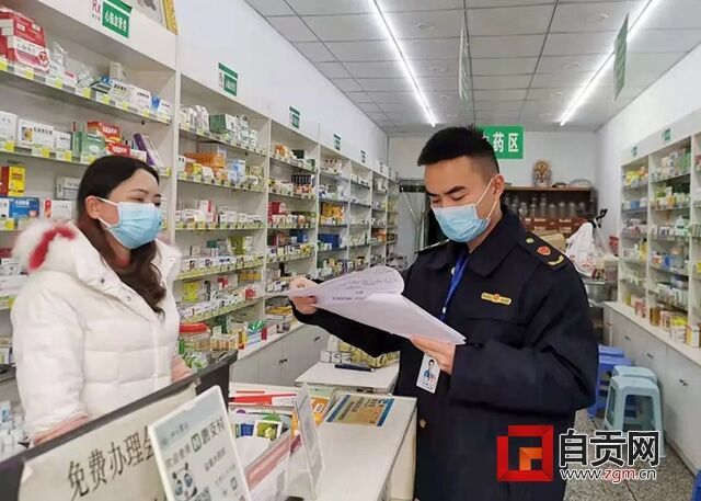 1月25日，稅子豪檢查轄區(qū)藥店防護用品.webp.jpg