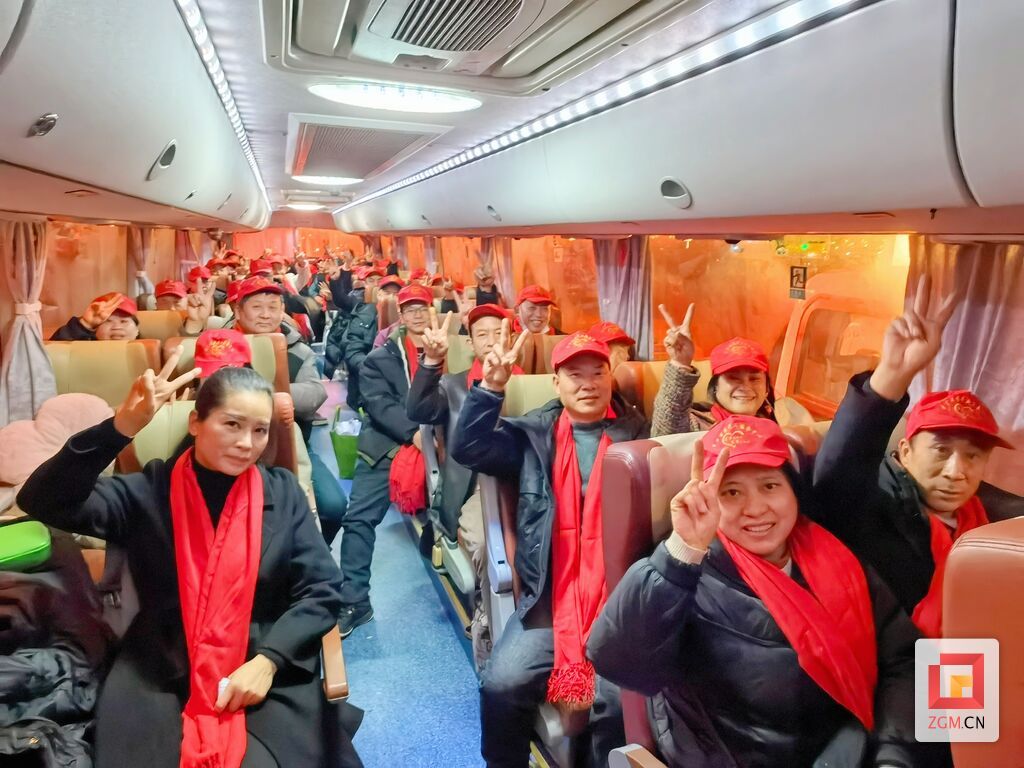 搭乘免費(fèi)專車回家過年 50名在浙自貢籍農(nóng)民工平安返鄉(xiāng).jpg