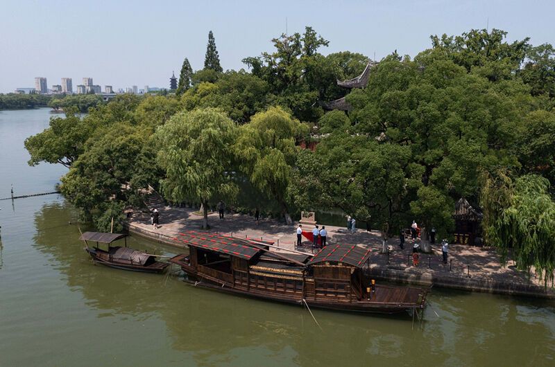 2022年7月27日,,南湖紅船??吭谡憬〖闻d市南湖旅游區(qū)的湖心島旁。