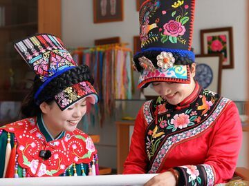 荣获新时代青年先锋 她把羌绣缝进了年轻人的日常