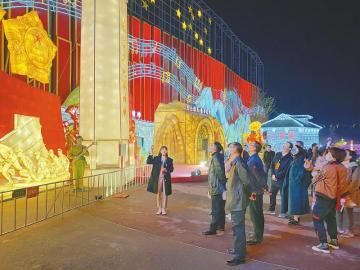 自贡灯会上，由该市关工委牵头制作的“百年辉煌党史教育灯组”吸引了许多游客前来观展。自贡市关工委提供