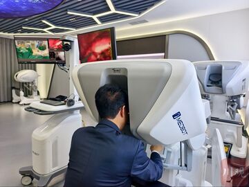 成都“指尖”控制巴西“刀尖” 华西国际机器人远程手术控制中心揭牌