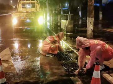 自贡城管：风雨坚守 护航高考