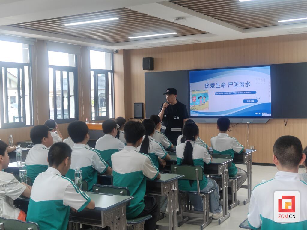 魏兴贵到学校开展安全教育.jpg
