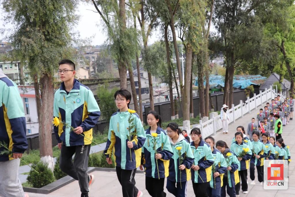 富顺县安和实验学校学生缅怀先烈.jpg