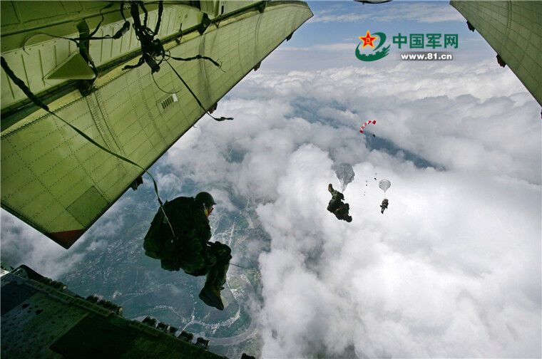 2008年汶川地震时，空降兵十五勇士惊天一跳。刘应华 摄