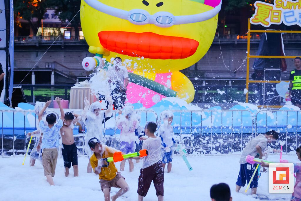 泡沫飞扬,老街戏水,孩童尽享夏日欢乐 记者 宋姿熠 摄.jpg