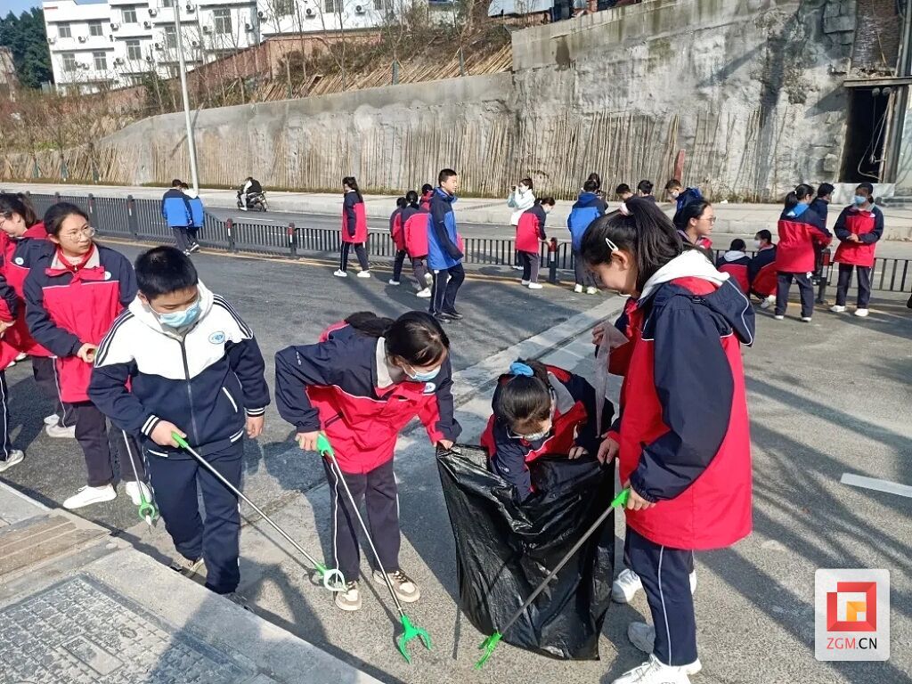 志愿服務(wù)清理垃圾.jpg