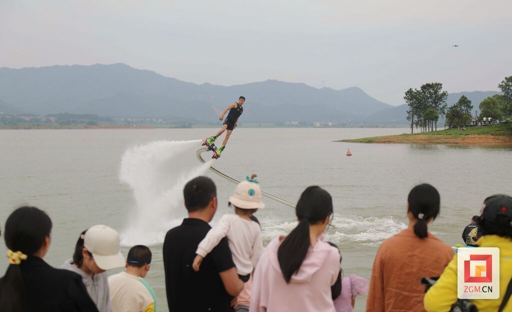 游客观看“水上飞人”表演。陈福平 摄.jpg