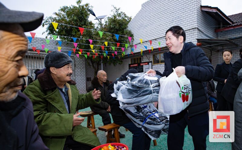 发放慰问品 记者 叶卫东 摄.jpg