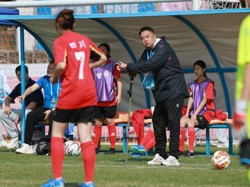 “哨声听不见，但终点看得见”——拄拐教练韦翔和他的聋人女足