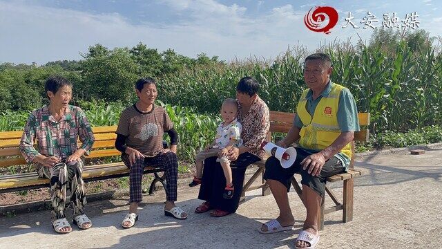 古寨院长摸排院落矛盾纠纷(徐潇 摄)