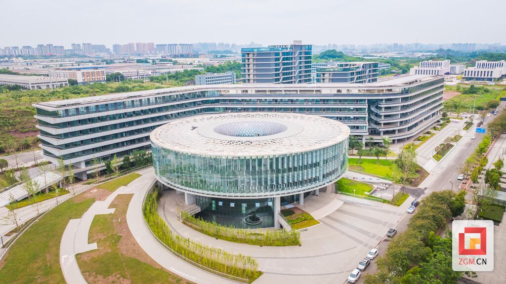 独具圆环造型的南岸之芯错落矗立,成为自贡高新区科创标志性建筑。记者 宋姿熠 摄 (2).jpg