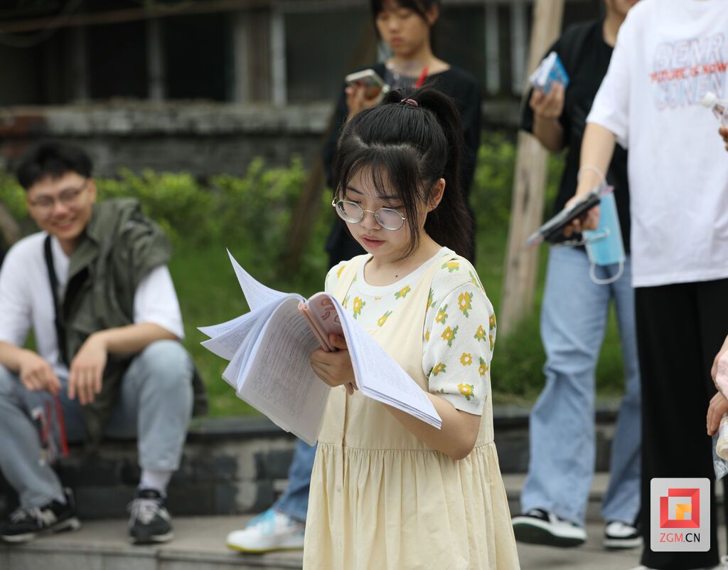 自貢旭川中學(xué)考點(diǎn)，考生在做最后的準(zhǔn)備