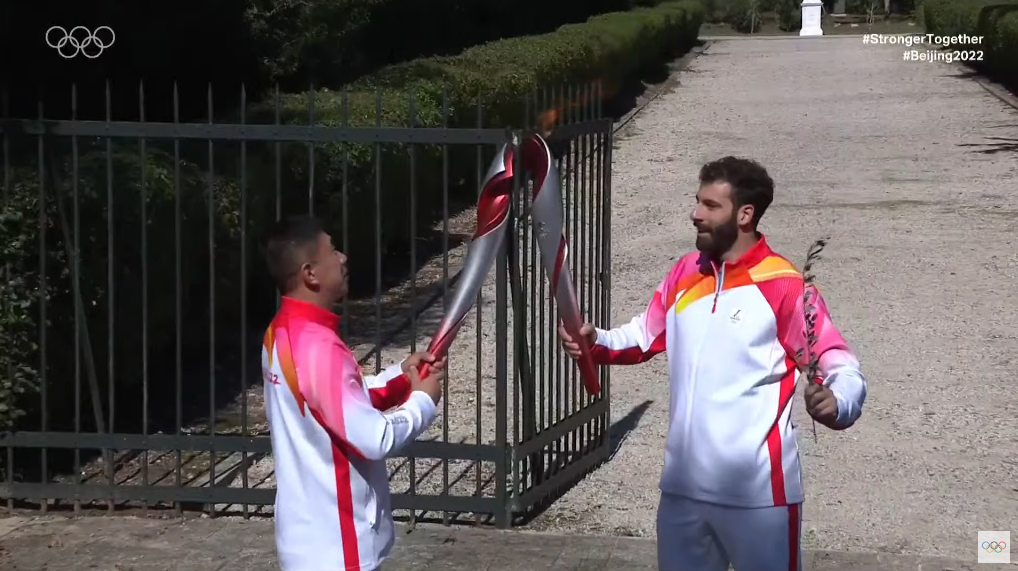 ▲中国前短道速滑运动员李佳军（左）与希腊高山滑雪运动员扬尼斯·安东尼乌。