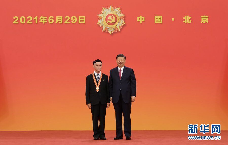 6月29日，庆祝中国共产党成立100周年“七一勋章”颁授仪式在北京人民大会堂金色大厅隆重举行。中共中央总书记、国家主席、中央军委主席习近平向“七一勋章”获得者买买提江·吾买尔颁授勋章。新华社记者 李学仁 摄