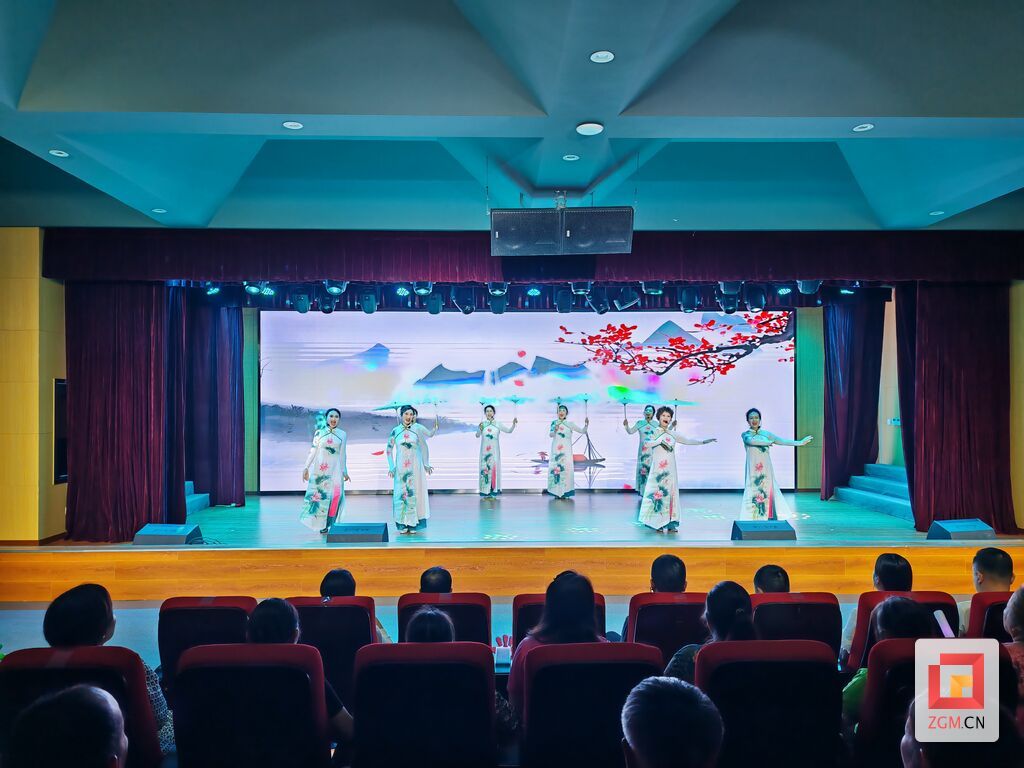 载歌载舞 记者 邓莉 摄.jpg
