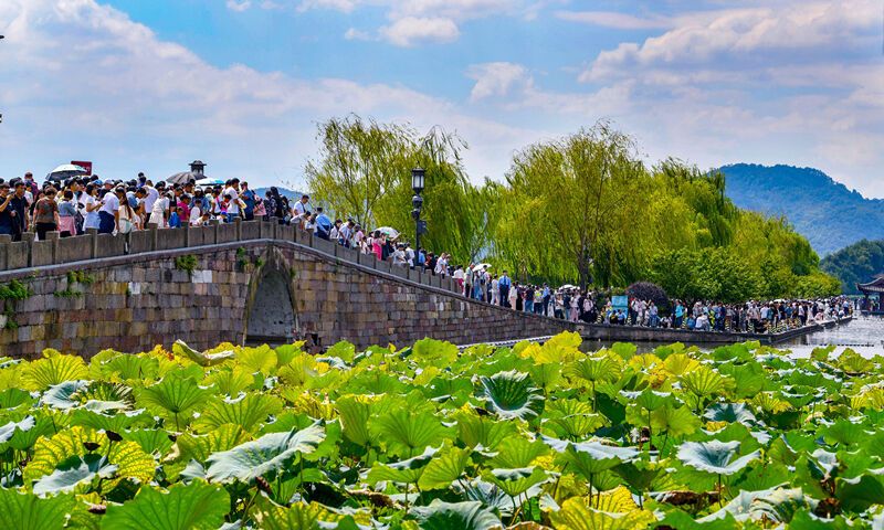 2024年10月4日，杭州西湖景區(qū)迎來國慶假期旅游高峰。