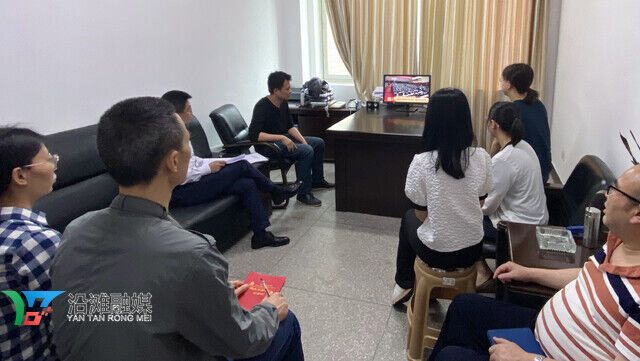区人社局集中观看四川省第十二次党代会开幕式.jpg