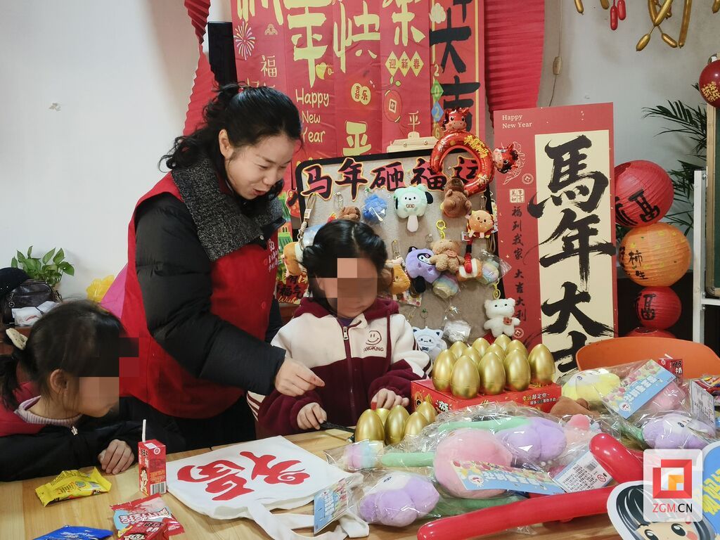 杨丽萍和孩子们一起过年.jpg