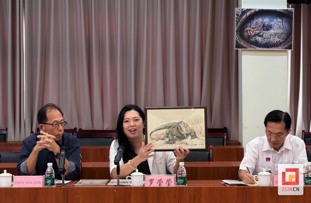 罗莹莹馆长在交流会上展示科莫多龙(巨蜥)的画作.png