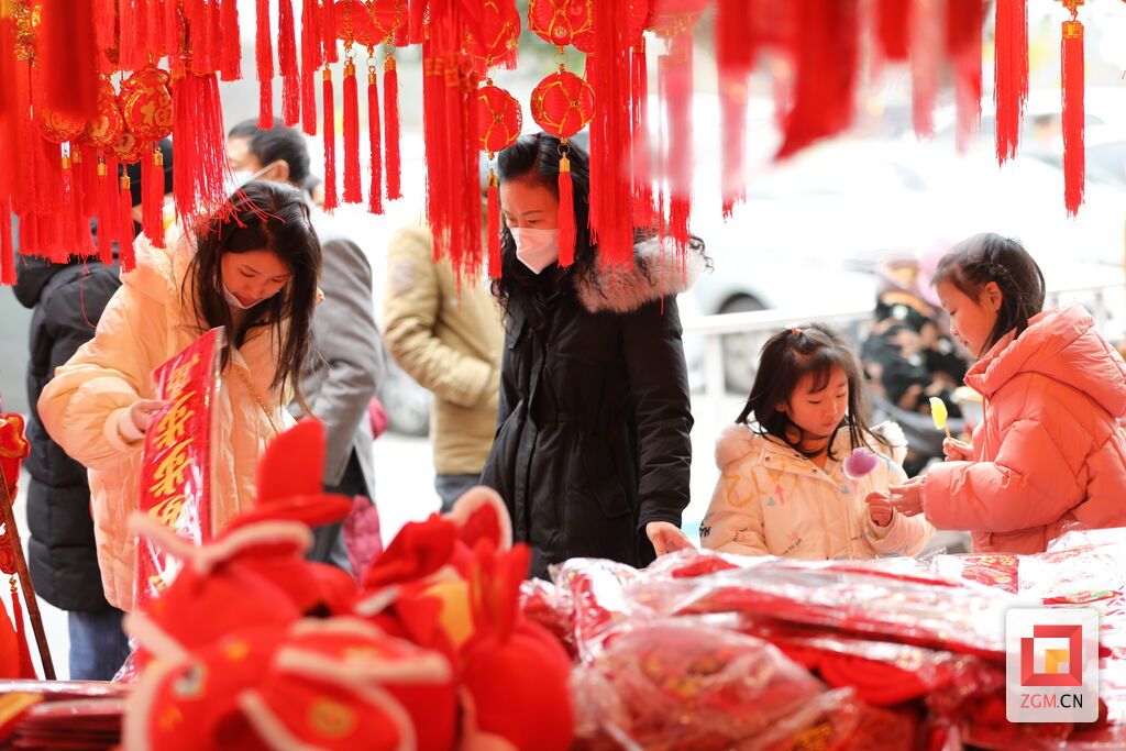 自貢東方廣場(chǎng)市民購(gòu)買(mǎi)春聯(lián) (2).JPG