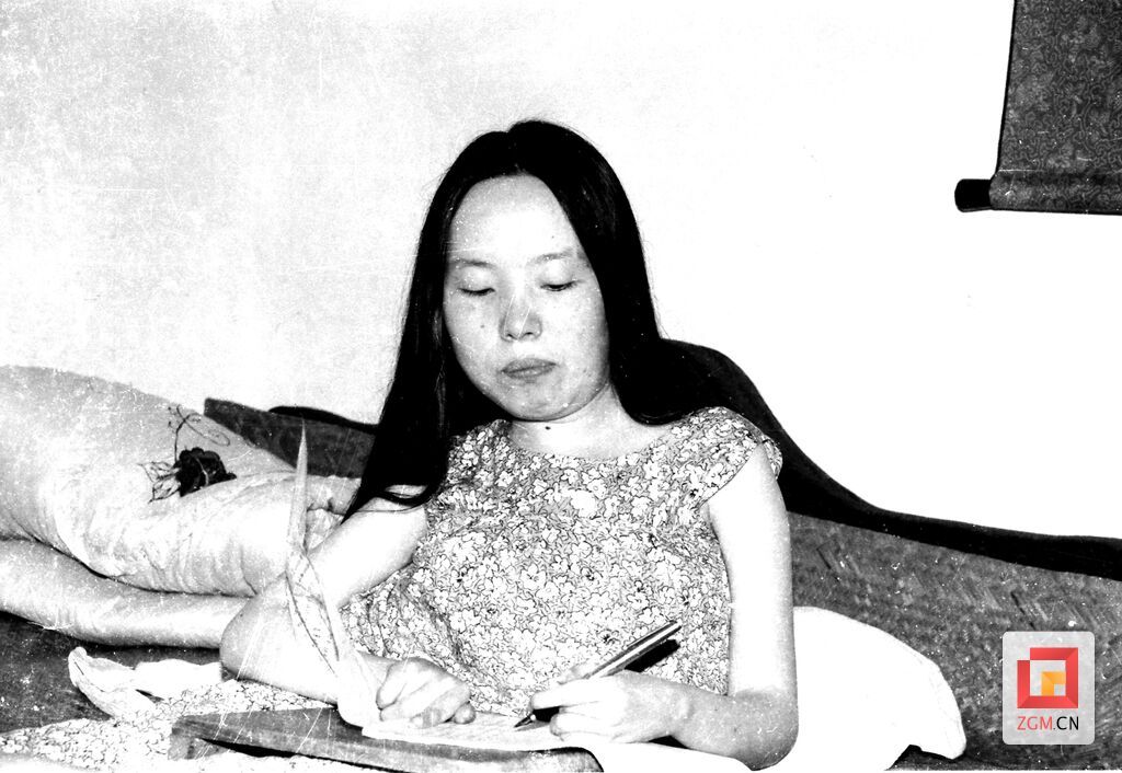 赖雨在写作中 邓佑云 摄.jpg