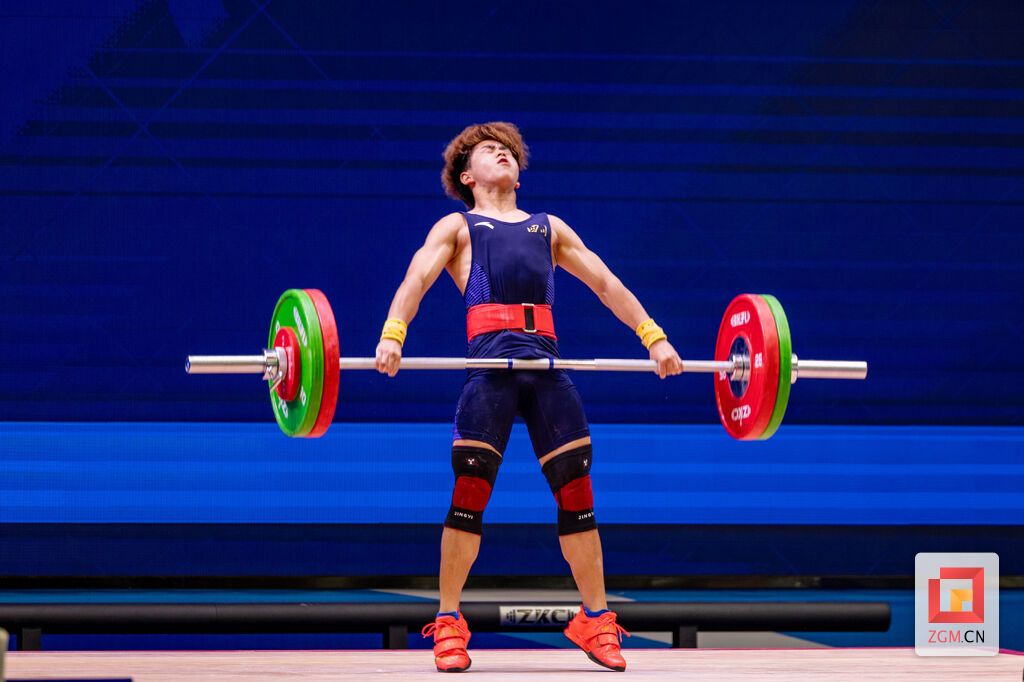 7月17日 杨峻鹏获举重男子乙组61公斤级银牌 周晓峰 摄.jpg