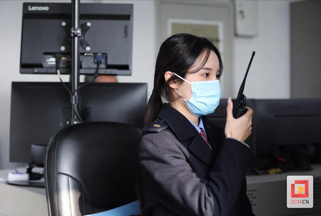 馬儷云湘與室外作業(yè)人員做好聯(lián)控。.jpg