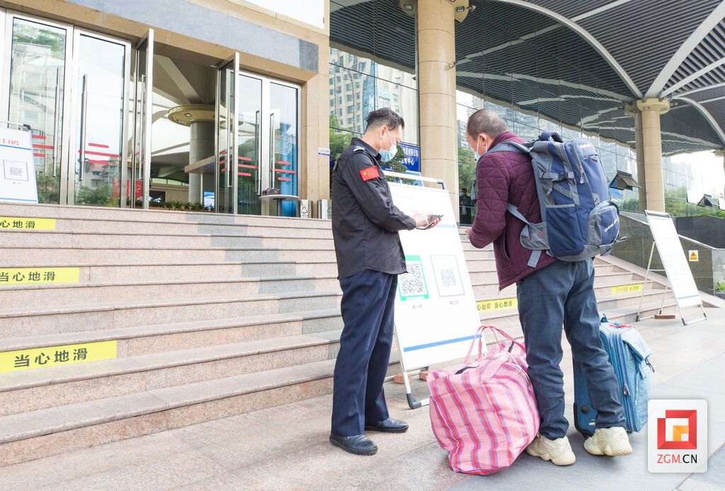 客運站進行健康碼查驗.jpg