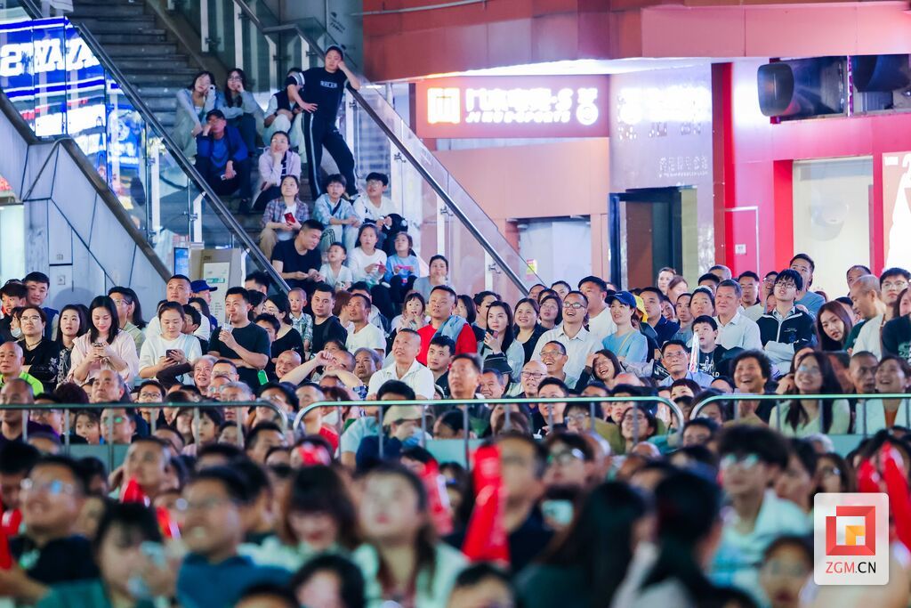 赛事热度燃爆商圈,球迷围满广场目不转睛观赛 记者 宋姿熠 摄.jpg